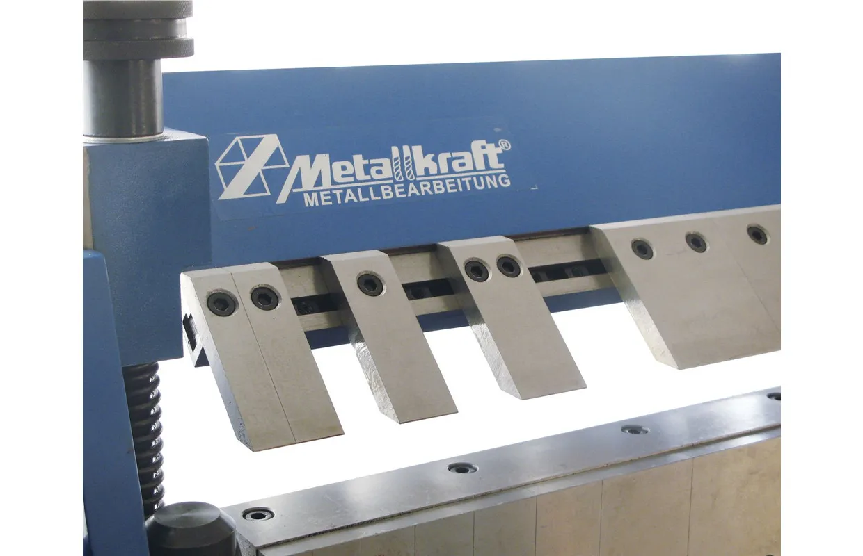 HAND EN VOETBEDIENDE ZETBANK WERKBREEDTE 1270 MM 0135° PLAATDIKTES TOT 2 MM GESEGMENTEERD BOVEN EN ONDERMES METALLKRAFT