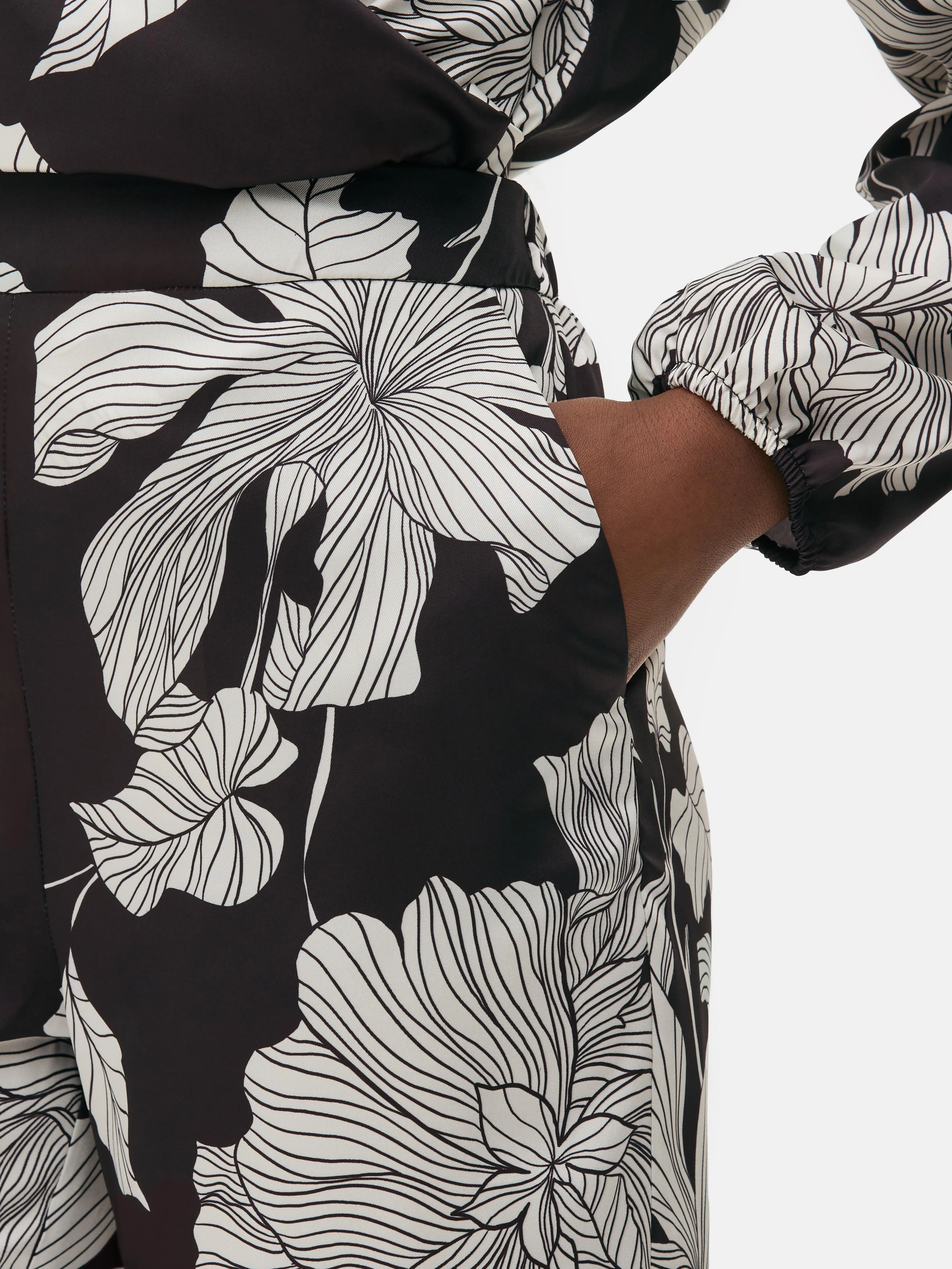 Matchende satijnen broek met bloemenprint